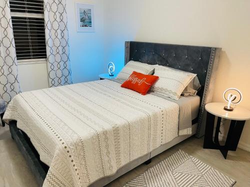 a bedroom with a bed with a red pillow on it at Charming, Victoria in Naples