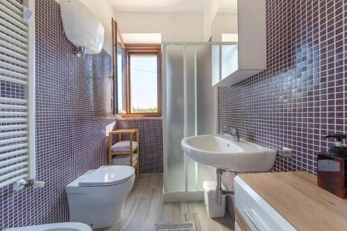 een badkamer met een toilet en een wastafel bij Casetta Nociarelle in Piegaro