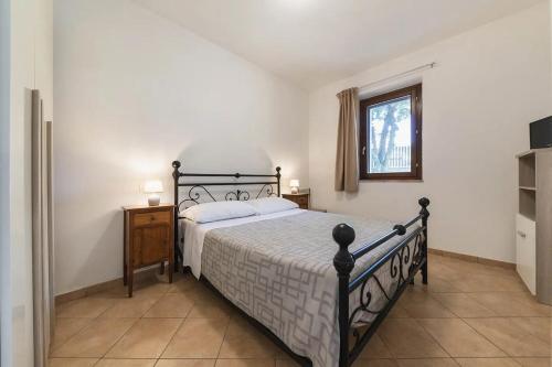 Un dormitorio con una cama grande y una ventana en Casetta Nociarelle, en Piegaro