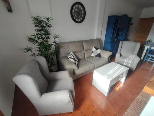 sala de estar con sofá y 2 sillas en Ventana al Albarracin, en Benamahoma