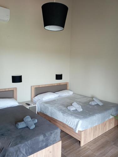 1 dormitorio con 2 camas y toallas. en sylias village, en Skála Korinoú