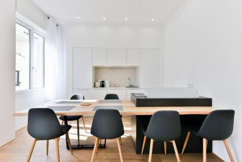 une salle à manger avec une table et des chaises dans l'établissement 3 DAUMAS - Superbe appartement 2 chambres hyper centre Cannes, à Cannes