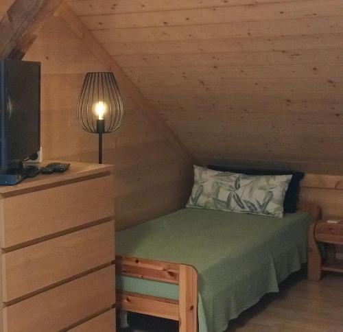 een slaapkamer met een bed en een tv op zolder bij bundb-wyssen-matten in Matten