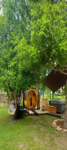 a tent under a tree in a yard at Zielony Zakątek Karpacz Apartamenty in Karpacz