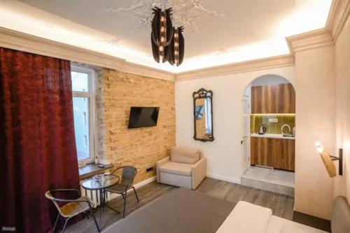 ein Wohnzimmer mit einem Sofa und einem Tisch in der Unterkunft Olympic studio in Kiew