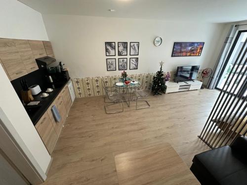 ein Wohnzimmer mit einem Tisch und einer Küche in der Unterkunft O2 Arena - Alex Apartment Praha in Prag