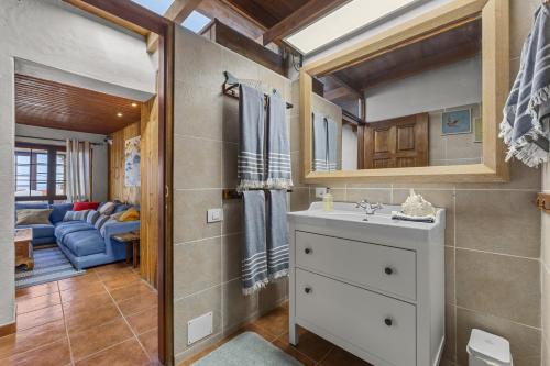 uma casa de banho com um lavatório e uma sala de estar em Lighthouse Tinajo em Tinajo