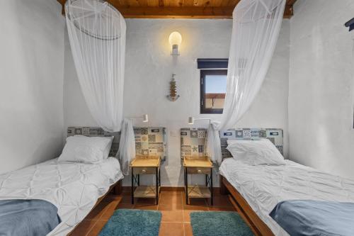 Un pat sau paturi într-o cameră la Lighthouse Tinajo
