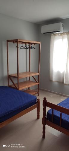 Giường tầng trong phòng chung tại Residencial Oceano Azul