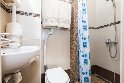 Ένα μπάνιο στο APARTMANI I SOBA ROBERTO I MIRJANA