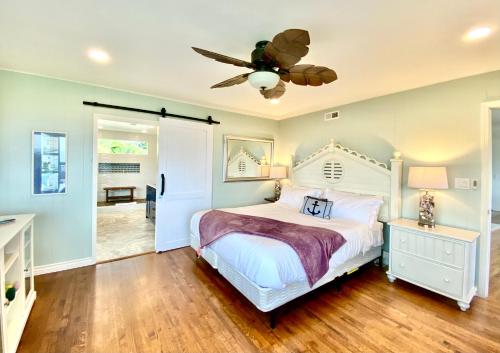 um quarto com uma cama e uma ventoinha de tecto em Endless Vistas On The Cove Perfection - Spa, Pet-Friendly, Stunning Views, Large Parking & AC em San Diego