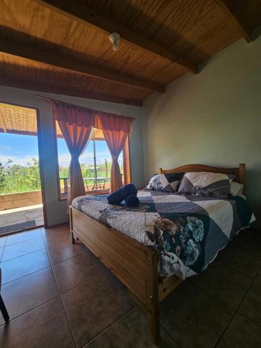 een slaapkamer met een bed en uitzicht op de oceaan bij Hostal Casa los Duendes in San Pedro de Atacama