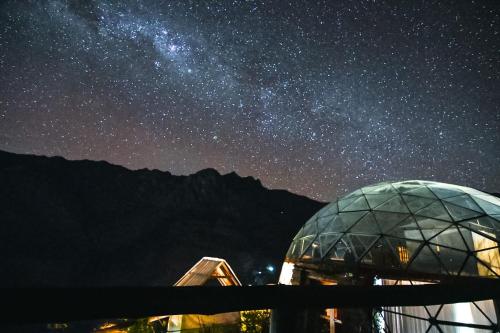 a starry night with a domed building and the milky way at Stardome Spiritual Experience in Ollantaytambo