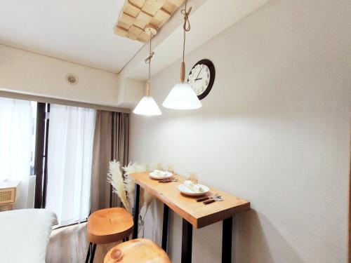 a room with a table and a clock on the wall at S31 Shibuya center 7 mins to Station, Max 4P涉谷最中心 涉谷站7分-S 直达表参道 池袋 上野 代代木 银座 原宿 in Tokyo