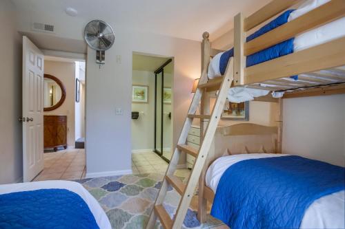 Двухъярусная кровать или двухъярусные кровати в номере Stunning Beach Home - Steps to the Bay,Beach, &Boardwalk w Grill & Patios