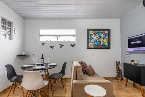 a living room with a couch and a table at Casas de Floripa in Florianópolis