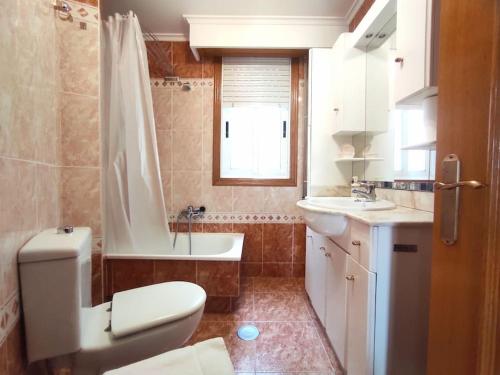 Espectaculares vistas Mirador Alameda con Garaje في أورينس: حمام مع مرحاض وحوض استحمام ومغسلة