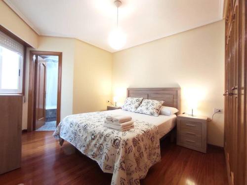 Espectaculares vistas Mirador Alameda con Garaje في أورينس: غرفة نوم عليها سرير وفوط