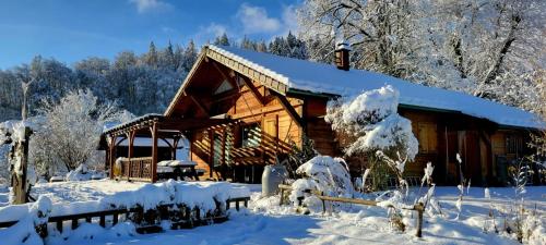 Cabaña de madera con nieve en el techo en Chalet au calme en Haute Savoie., en Châtillon-sur-Cluses