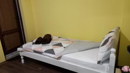 ein kleines Bett mit einer karierten Decke darauf in der Unterkunft Tinyhouse im Herzen von Varna in Warna