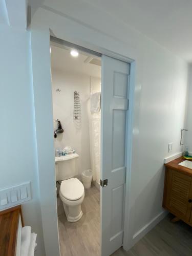 Un baño de Alexander Palms Court - No Hidden Resort Fees!
