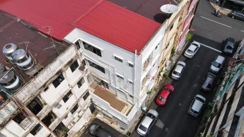 una vista aérea de un edificio con techo rojo en Swanling Kuching en Kuching