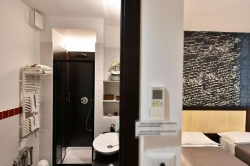 マテーラにあるB＆B ドナ エレオノーラのベッド1台とバスルームが備わる小さな客室です。
