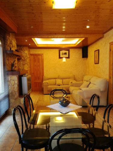 Casa Axier-Chalet con Piscina privada y chimeneaにあるシーティングエリア