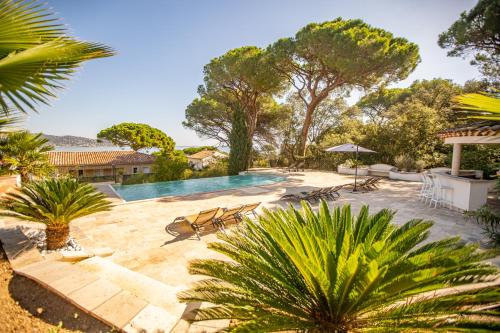 - une piscine dans une cour arborée dans l'établissement Magnifique Villa à 100 m plage climatisation Vue mer exceptionnelle, à Sainte-Maxime