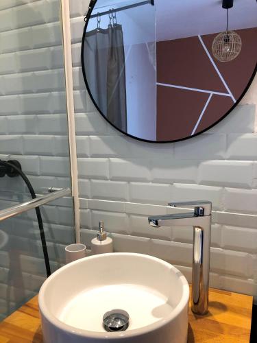 une salle de bain avec un lavabo blanc et un miroir dans l'établissement Rez de jardin climatisé, cosy, avec parking à Sanary - Les Amirantes, à Sanary-sur-Mer