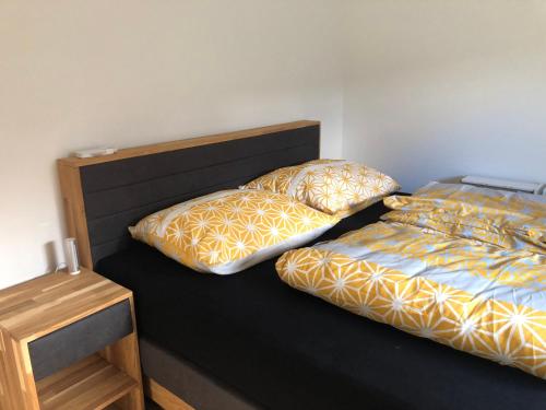 2 nebeneinander sitzende Betten in einem Schlafzimmer in der Unterkunft Studentenwohnung in Grafenwörth