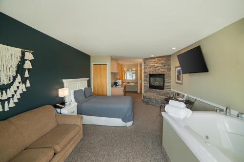 Montague的住宿－風向標酒店，酒店客房配有一张床和浴缸。