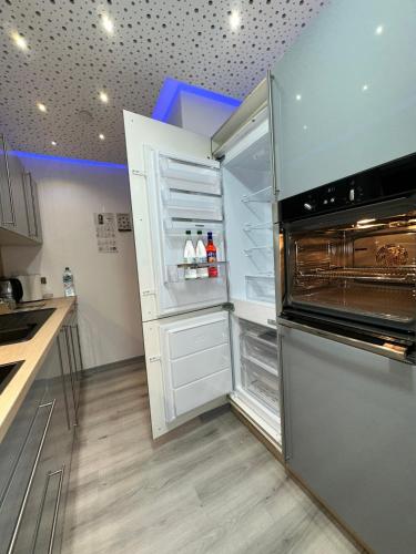 a refrigerator with its door open in a kitchen at Modern Apartments Neuburg D - TOP - 2 Zimmer, Parkplatz, Balkon, Wi-Fi, 2 TV, Dusche, Küche in Neuburg an der Donau