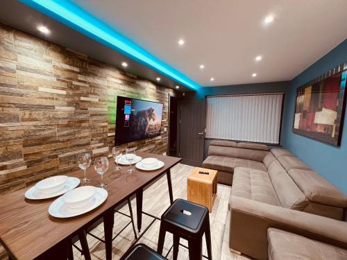 a living room with a table and a couch at MODERN SUITES -5 Bedroom House- With FREE PARKING Birmingham city in Birmingham