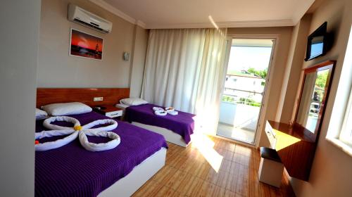 Postel nebo postele na pokoji v ubytování Önder Yıldız Hotel