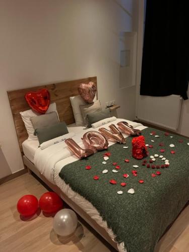 Un dormitorio con una cama con flores. en Bella Notte Spa en Dijon