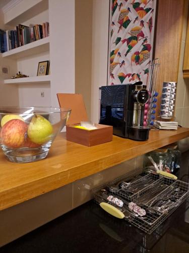 a kitchen counter with a bowl of fruit and a microwave at Little Paradise AL - Fão in Fão