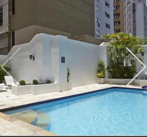 una gran piscina en una ciudad con un edificio en Flat Itaim, en São Paulo