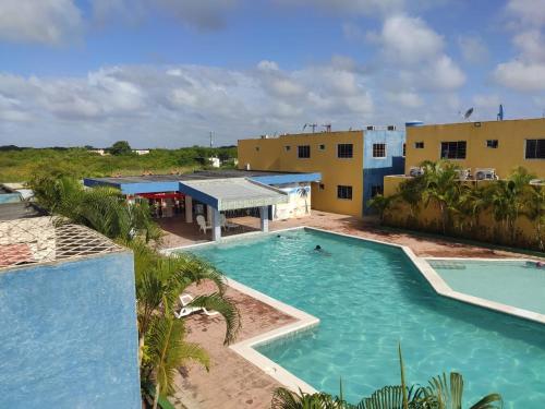 una vista aérea de una piscina en un complejo en Apartamento Playa Ciudad Flamingo Tucacas Chichiriviche en Tucacas