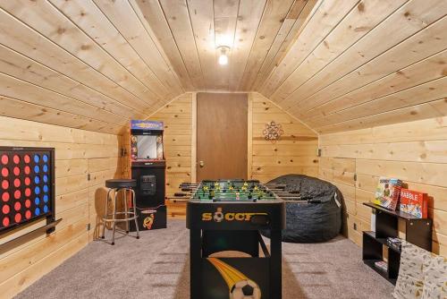 a room with a bed and a table in it at Aviators Haven in Custer