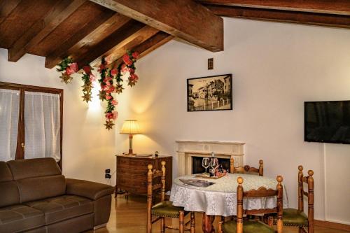 ein Wohnzimmer mit einem Tisch und einem Kamin in der Unterkunft Villa Trevisi - APARTMENT in Treviso