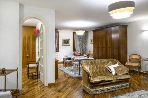 ein Wohnzimmer mit einem Sofa und einem Tisch in der Unterkunft Villa Trevisi - APARTMENT in Treviso