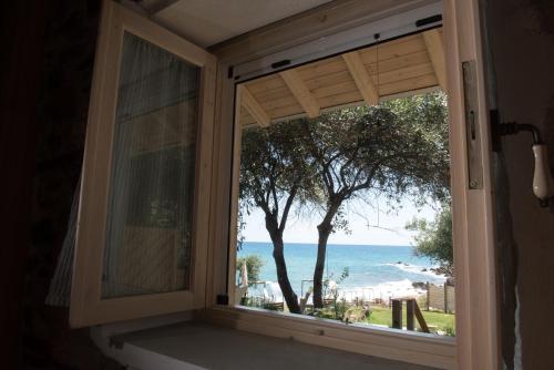 Gallery image of La Baia Guest House in Karítsa