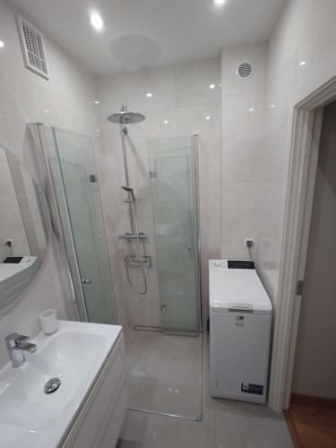 uma casa de banho com um chuveiro, um WC e um lavatório. em Apartament Solskiego em Mielec