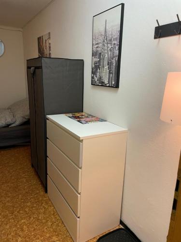 een slaapkamer met een dressoir en een zwarte koelkast bij Vilseck Apartment in Vilseck