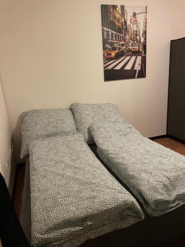 Bett in einem Zimmer mit einem Bild an der Wand in der Unterkunft Vilseck Apartment in Vilseck