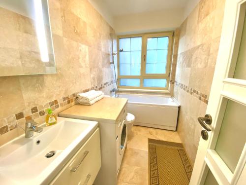 La salle de bains est pourvue d'un lavabo, de toilettes et d'une fenêtre. dans l'établissement Apartament Sara, à Iaşi
