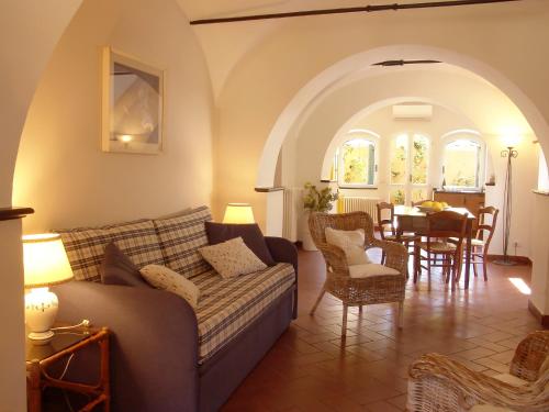 een woonkamer met een bank en een tafel bij Villanova - Nature & Wellness in Levanto