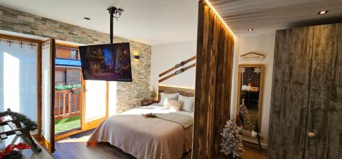 um quarto com uma cama e uma grande janela em Estudio rústico en Tarter a pie de Pistas em El Tarter