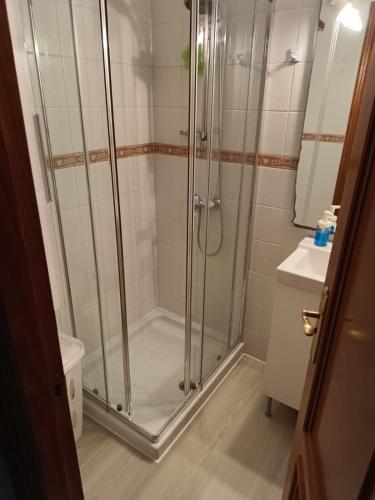 W łazience znajduje się prysznic i umywalka. w obiekcie Marbella center studio apartment w Marbelli